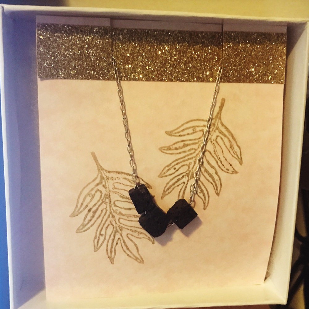 ✨ LAVA ROCK ESSENTIAL OIL DIFFUSER NECKLACE ✨ - Picture 3 of 5